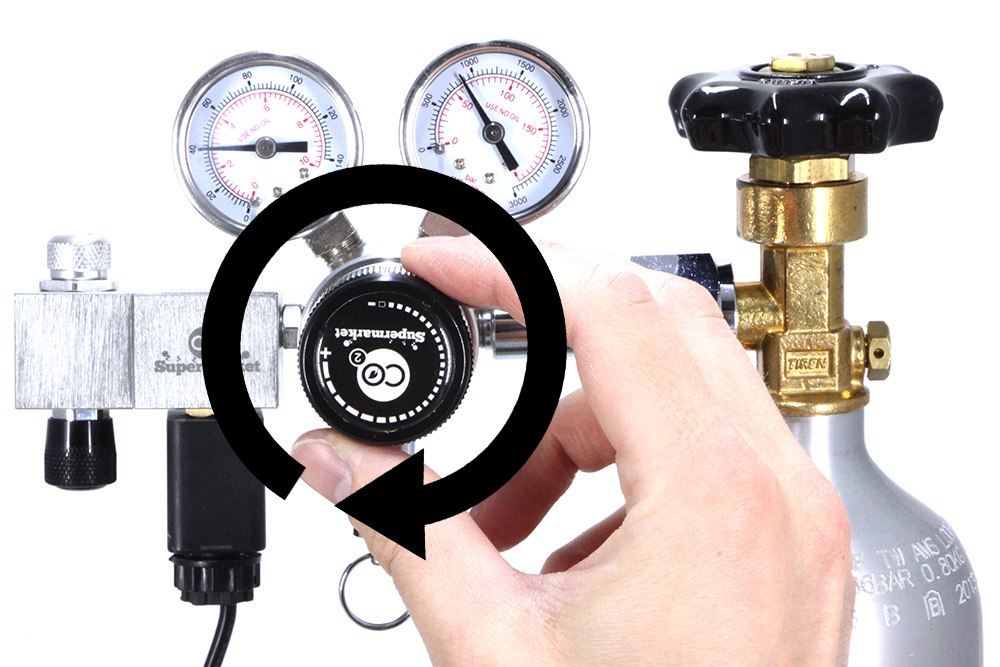 Pressure gauge showing cylinder pressure
