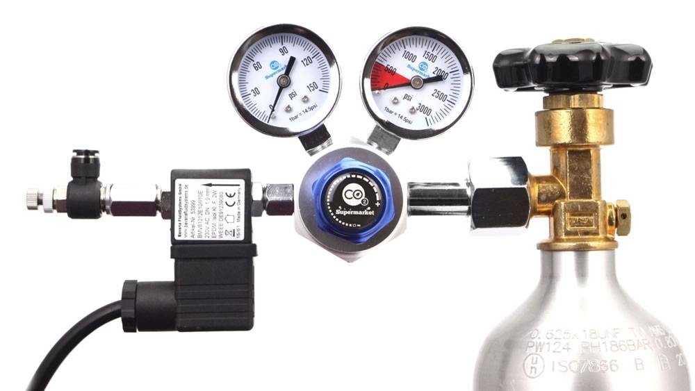 Attach dual stage regulator to CO2 cylinder