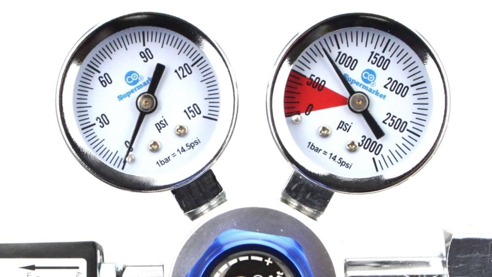 Cylinder pressure gauge on regulator