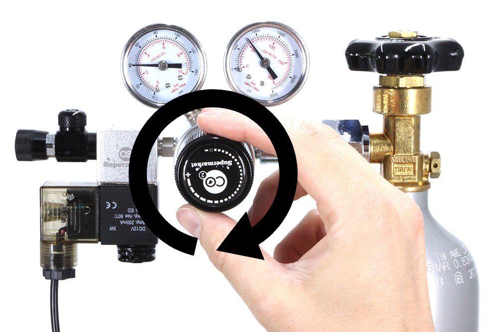 Pressure gauge showing cylinder pressure