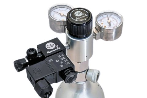 Single stage CO2 regulator attached to vertical cylinder